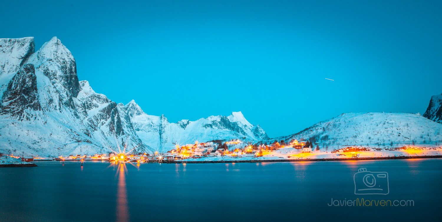 Pueblo pesquero nevado junto a un fiordo en las islas Lofoten, Noruega, fotografiado por Javier Marven