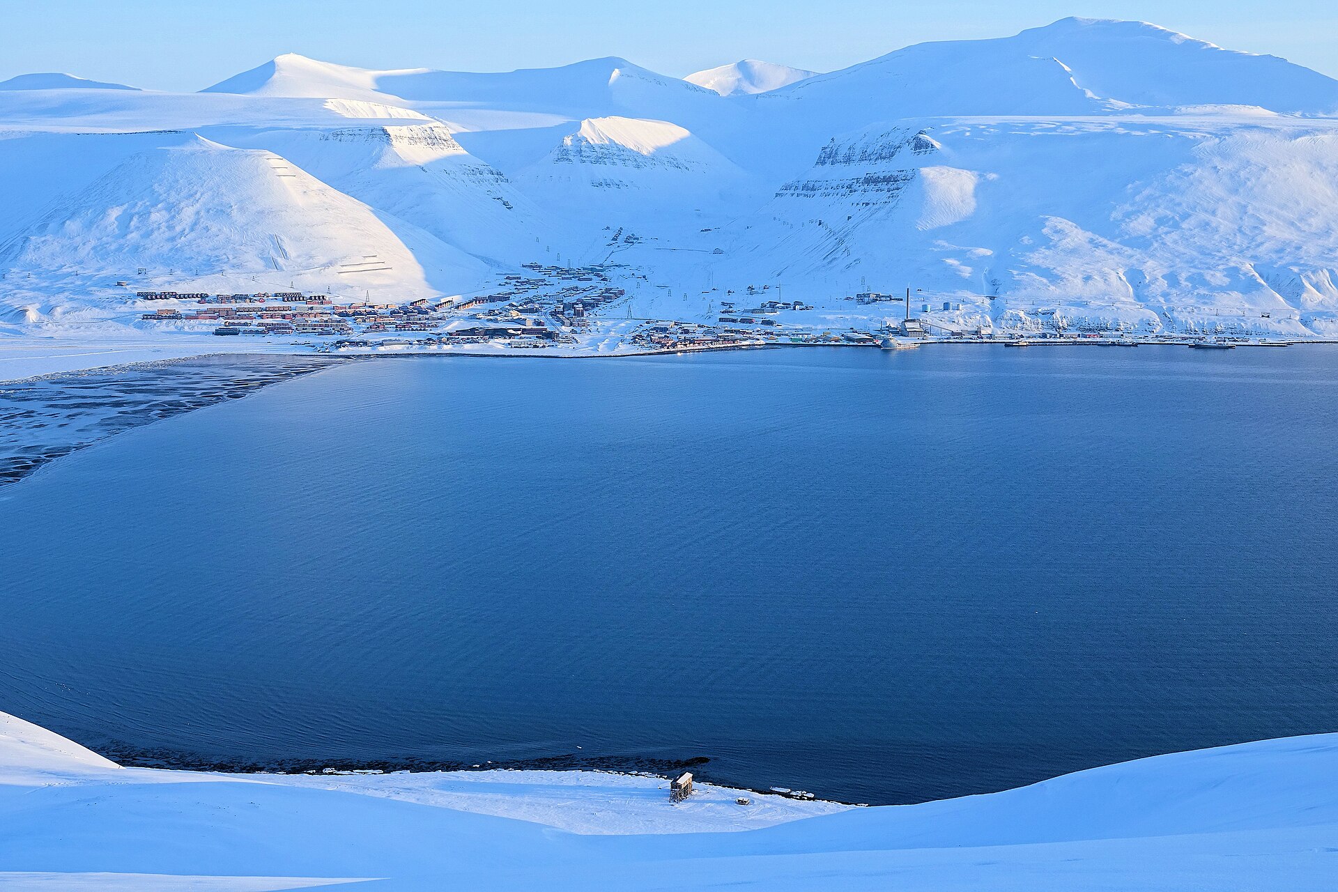 Longyearbyen, capital de Svalbard, en pleno invierno, entre montañas nevadas y el fiordo