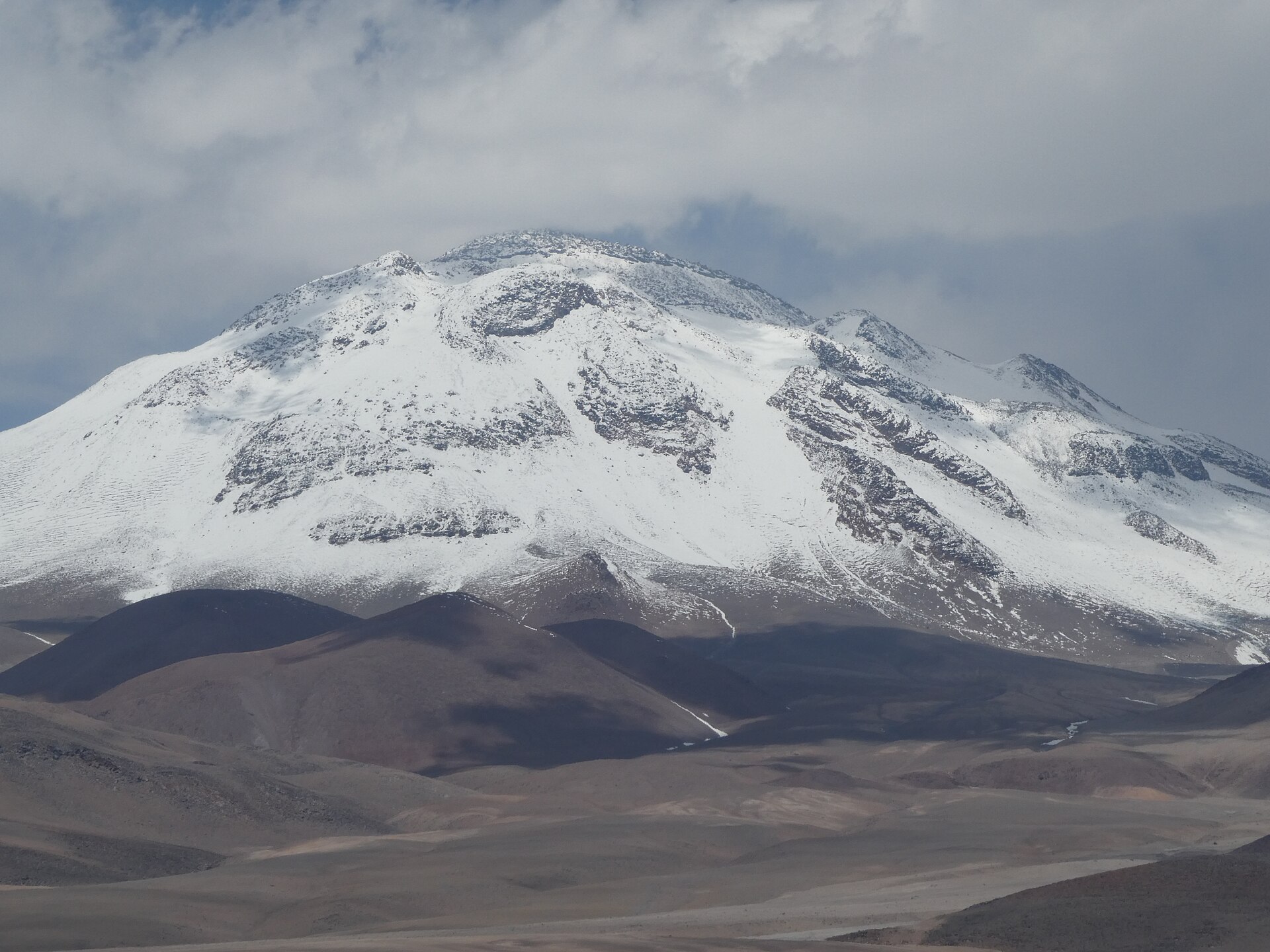 El macizo nevado del Nevado Tres Cruces sobre el altiplano de Atacama