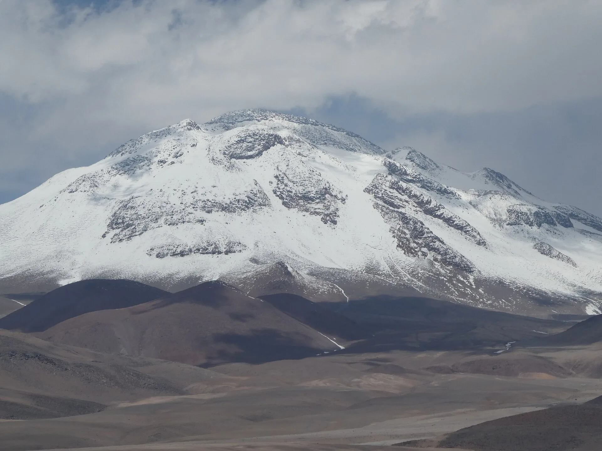 El macizo nevado del Nevado Tres Cruces sobre el altiplano de Atacama