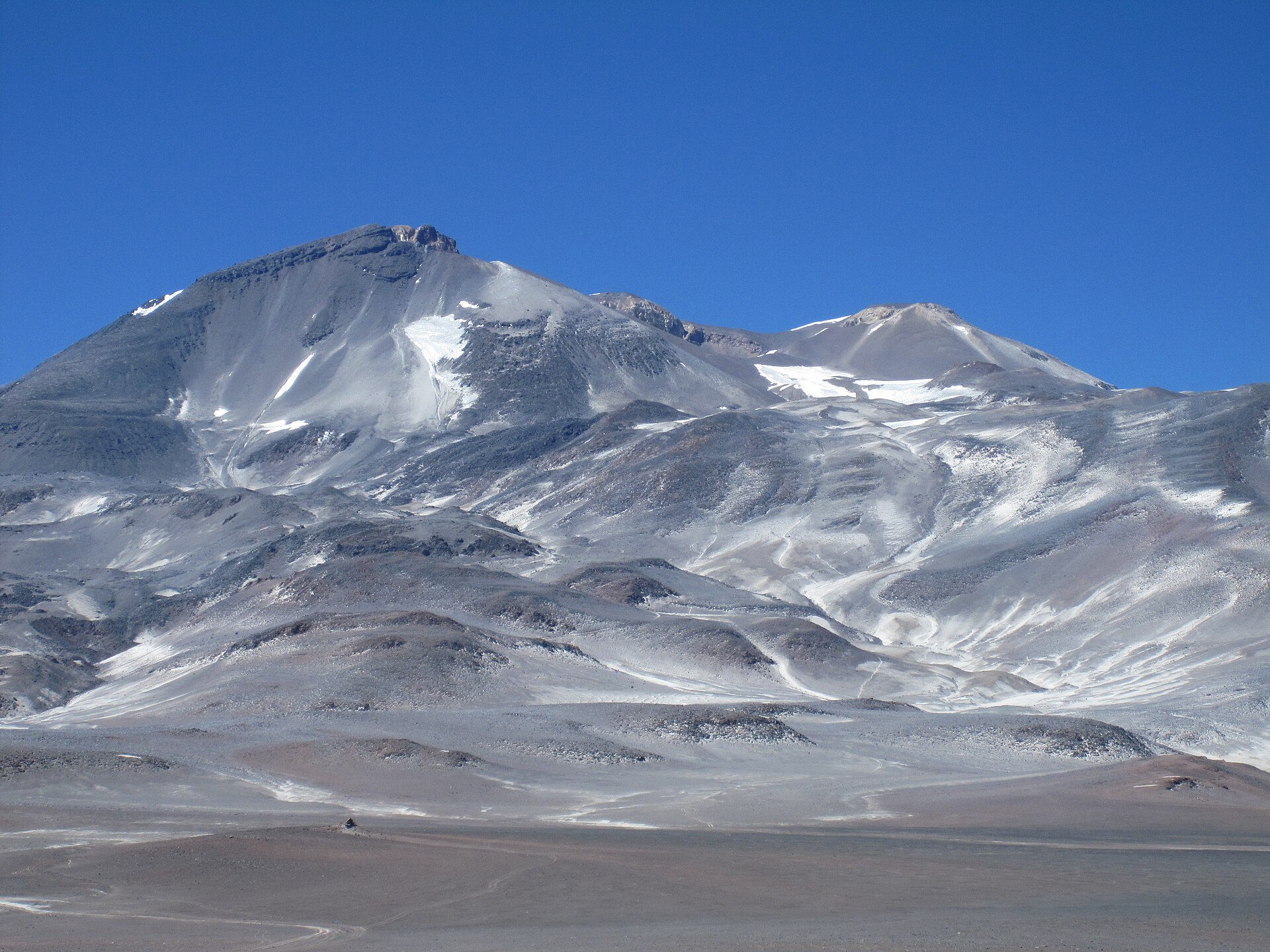 El volcán Ojos del Salado alzándose sobre la meseta desértica de la Puna de Atacama
