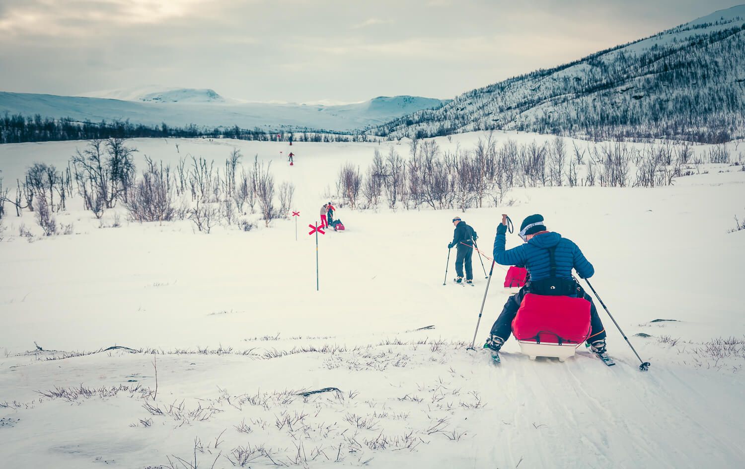 Campamento de expedición sobre la nieve al anochecer en Laponia