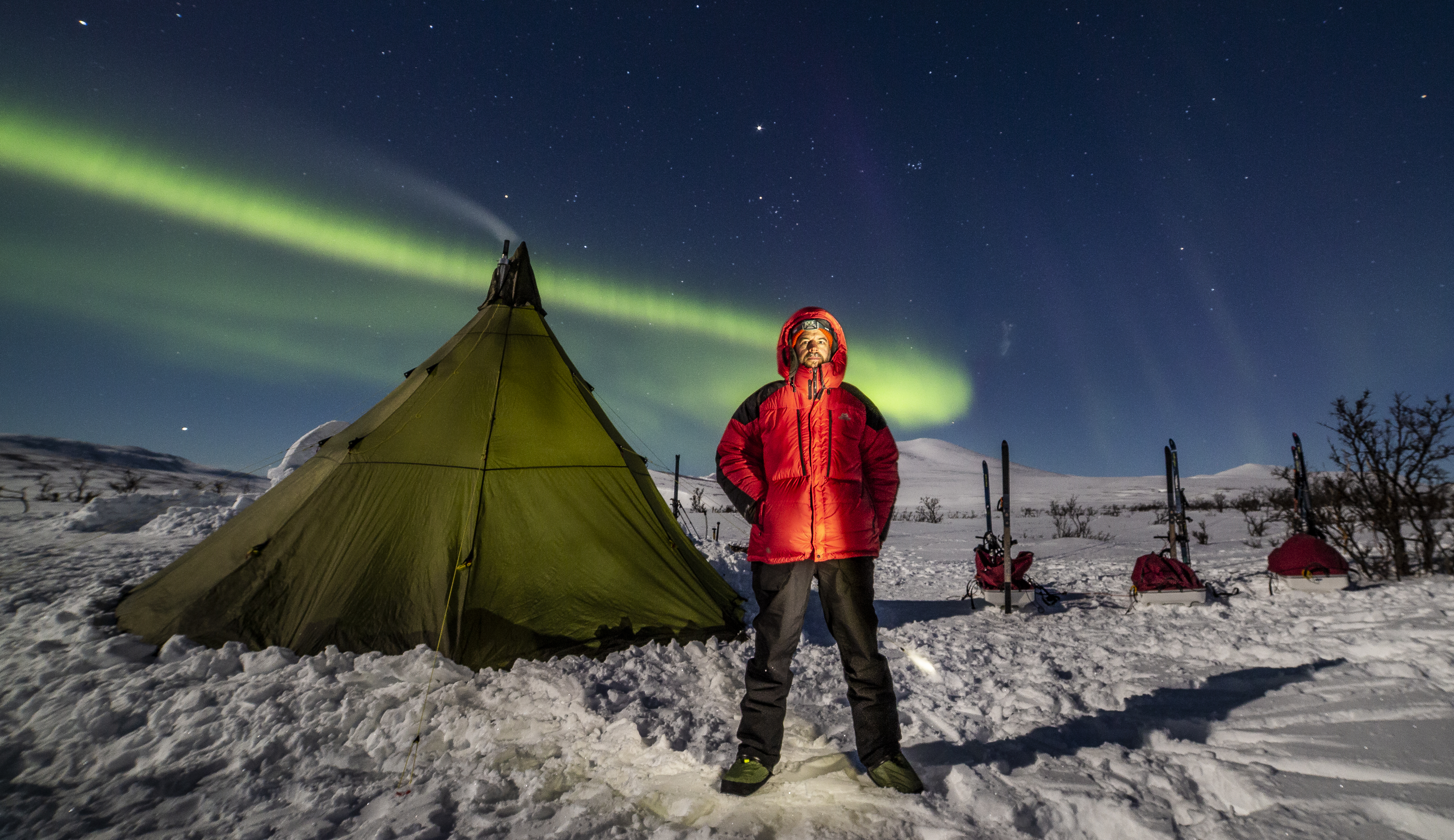 Aurora verde sobre un tipi de expedición en el Kebnekaise