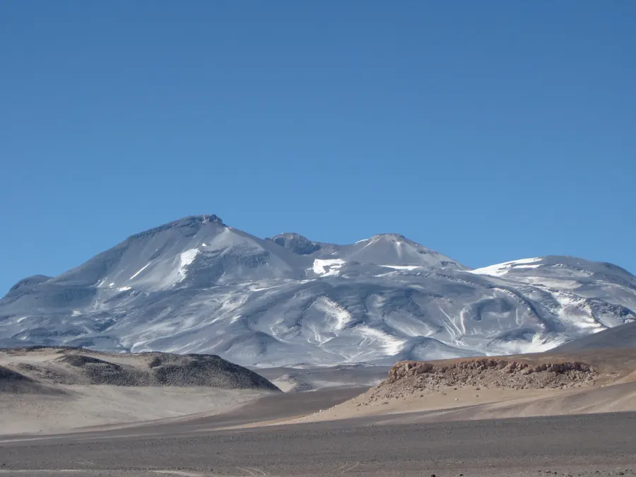 El volcán Ojos del Salado nevado sobre el desierto de Atacama
