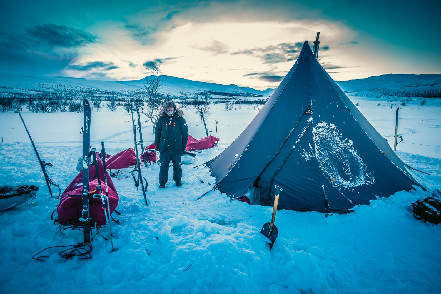 Campamento de tipis sobre un glaciar en Svalbard